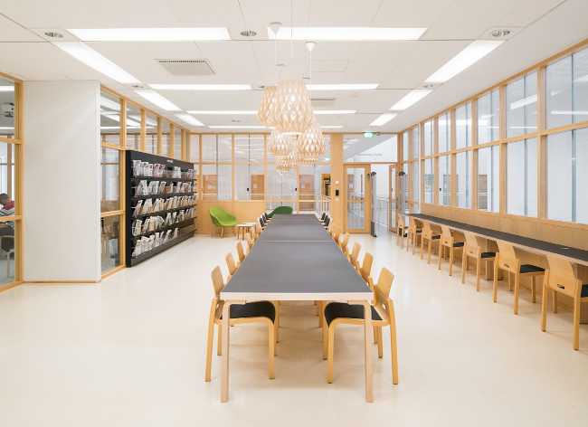 sala lettura tavoli legno con piano nero
